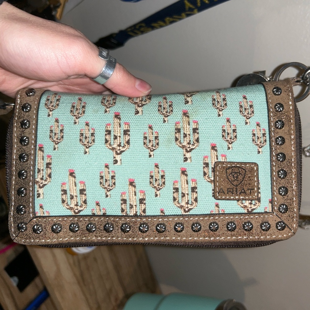 ariat women’s wristlet. cactus cruiser clutch.